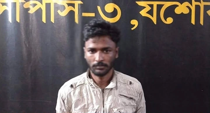 শার্শায় ১২১ বোতল ফেনসিডিলসহ যুবক আটক ¦ ছবি: গ্রামের কাগজ