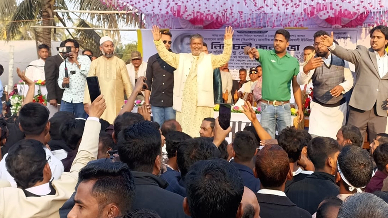 নির্বাচনী জনসভায় প্রধান অতিথির বক্তব্য রাখেন দলের মনোনীত প্রার্থী সোমনাথ দে।