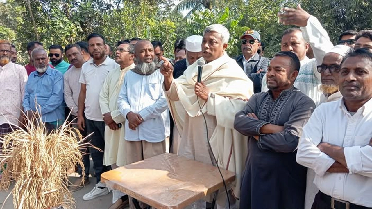 নির্বাচনী প্রচারণার পথসভায় ধানের শীষের প্রার্থী অনিন্দ্য ইসলাম অমিত ¦ ছবি: গ্রামের কাগজ