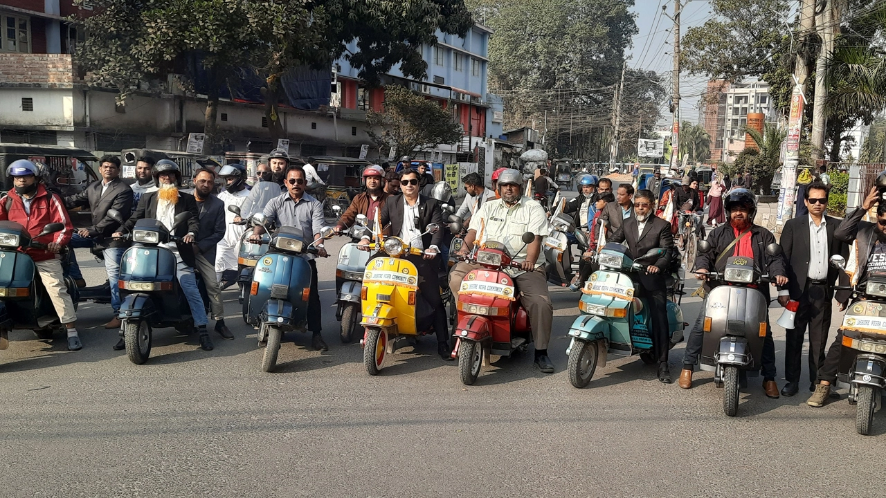 ভেস্পা কমিউনিটি জেন্টালম্যান রোড় শো শুক্রবার যশোরে বর্নাঢ্য র‍্যালী বের হয়। ছবি: গ্রামের কাগজ