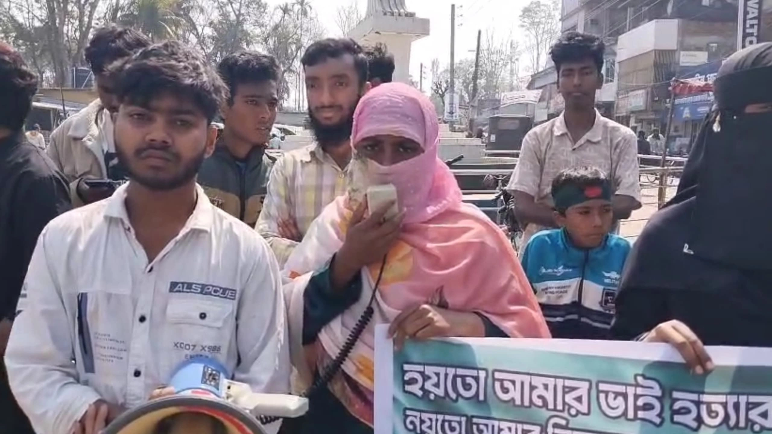 নলছিটিতে ওসমান হাদির জন্মভূমিতে আয়োজিত সমাবেশে ওসমান হাদির বোন মাসুমা হাদি।