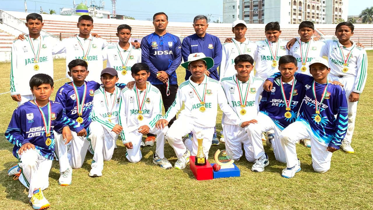 অনূর্ধ্ব ১৪ ক্রিকেটে বিভাগীয় চ্যাম্পিয়ন যশোর। ছবি: গ্রামের কাগজ