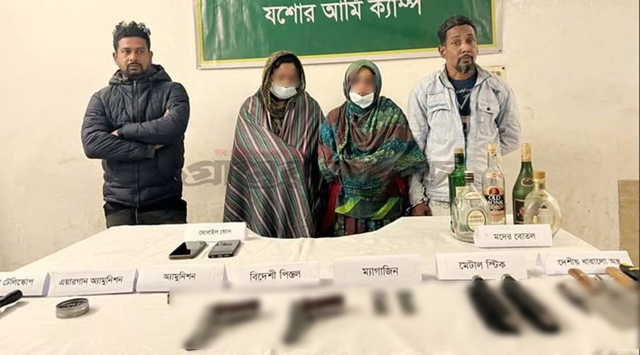 যশোরে মধ্যরাতে যৌথবাহিনীর অভিযান, অস্ত্রসহ চারজন আটক