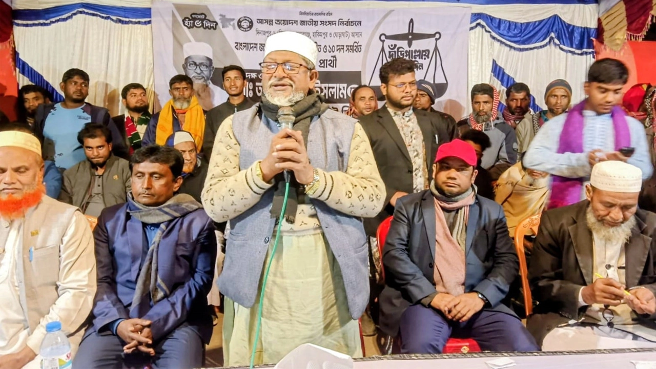পথসভায় বক্তব্য দিচ্ছেন আনোয়ারুল ইসলাম।