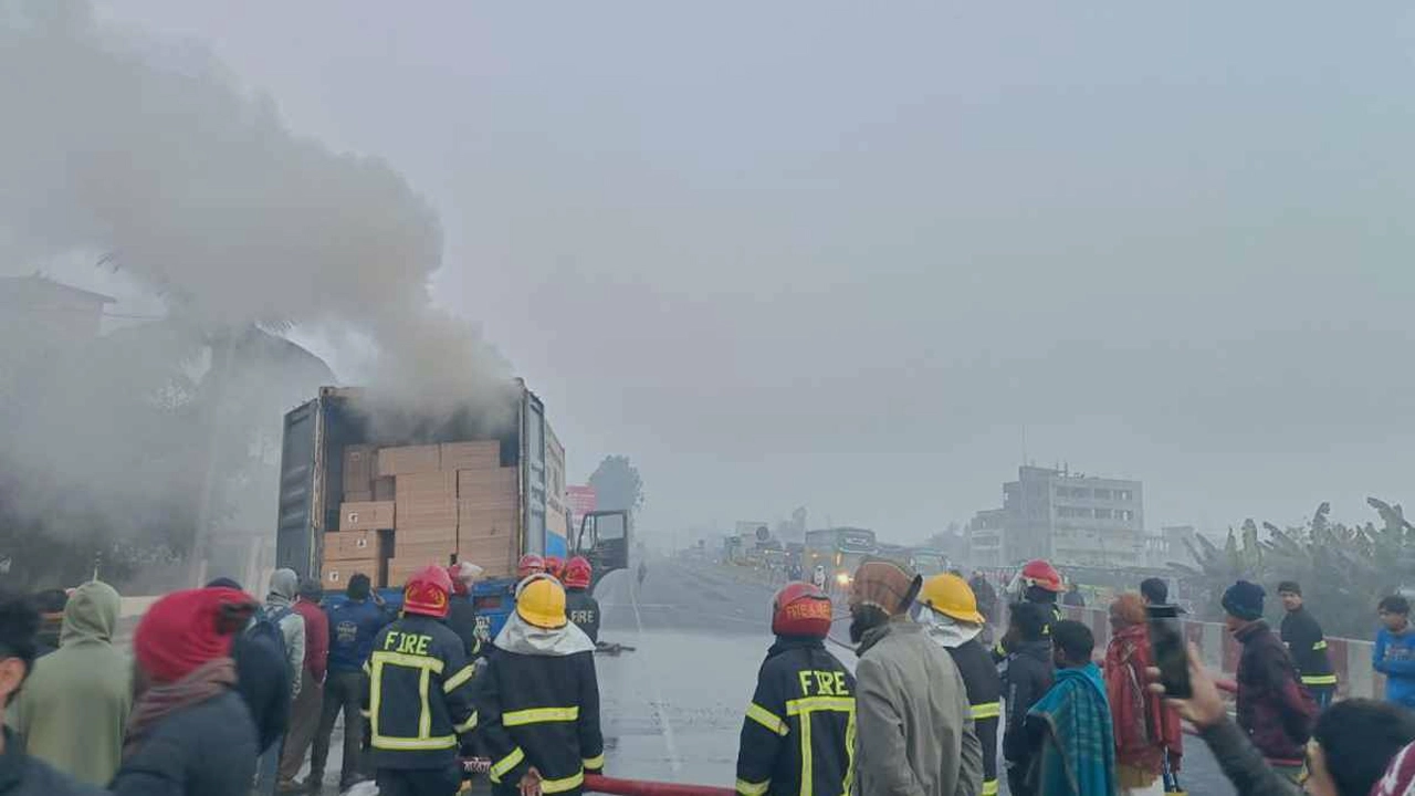 মিরসরাইয়ে চলন্ত কাভার্ড্যানে গ্যাস লিকেজ হয়ে অগ্নিকাণ্ড।