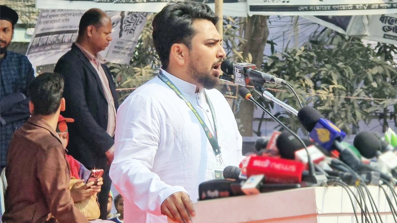 রাজধানীর বাড্ডায় এনসিপির নির্বাচনী জনসভায় বক্তব্য দিচ্ছেন নাহিদ ইসলাম।