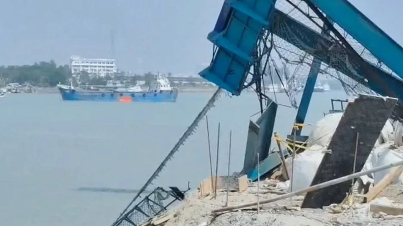 পায়রা বন্দরের ফোরলেন সেতুর সাটার ভেঙ্গে নদীতে পড়ে নিহত ১, আহত ১০