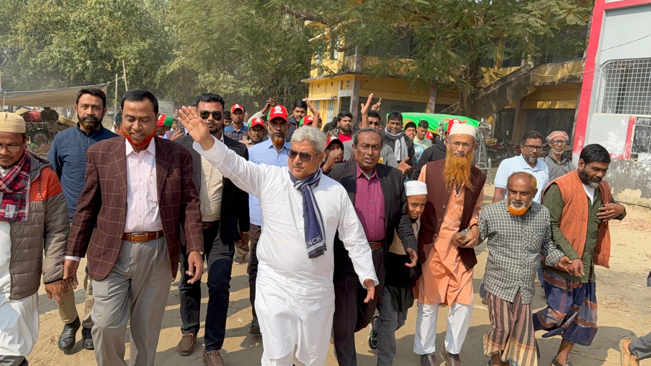 মোহনপুর উপজেলা বাগশিমইল ইউনিয়নের বিভিন্ন এলাকায় নির্বচনী প্রচারনায় বিএনপির মনোনীত ধানের শীষের প্রার্থী অ্যাডভোকেট শফিকুল হক মিলন।