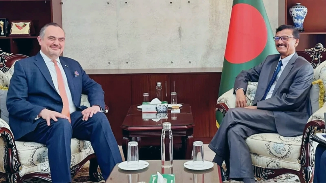 পররাষ্ট্র উপদেষ্টা মো. তৌহিদ হোসেনের সঙ্গে বৈঠকে ঢাকায় নিযুক্ত মার্কিন রাষ্ট্রদূত ব্রেন্ট ক্রিস্টেনসেন।
