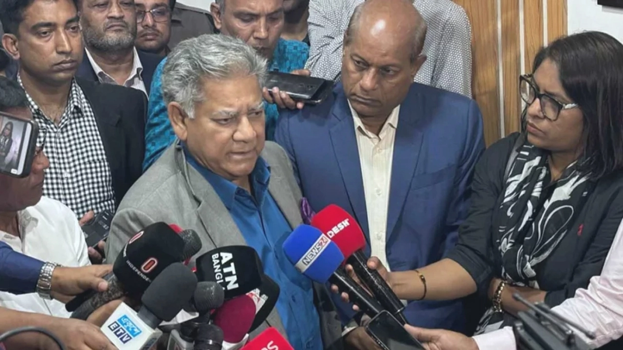 সচিবালয়ে সাংবাদিকদের সঙ্গে কথা বলছেন নৌপরিবহন মন্ত্রণালয়ের উপদেষ্টা ব্রিগেডিয়ার জেনারেল (অব.) এম সাখাওয়াত হোসেন।
