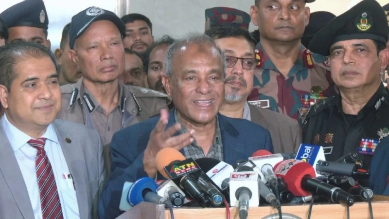 সাংবাদিকদের সঙ্গে কথা বলেন স্বরাষ্ট্র উপদেষ্টা লেফটেন্যান্ট জেনারেল মো. জাহাঙ্গীর আলম চৌধুরী (অব.)।