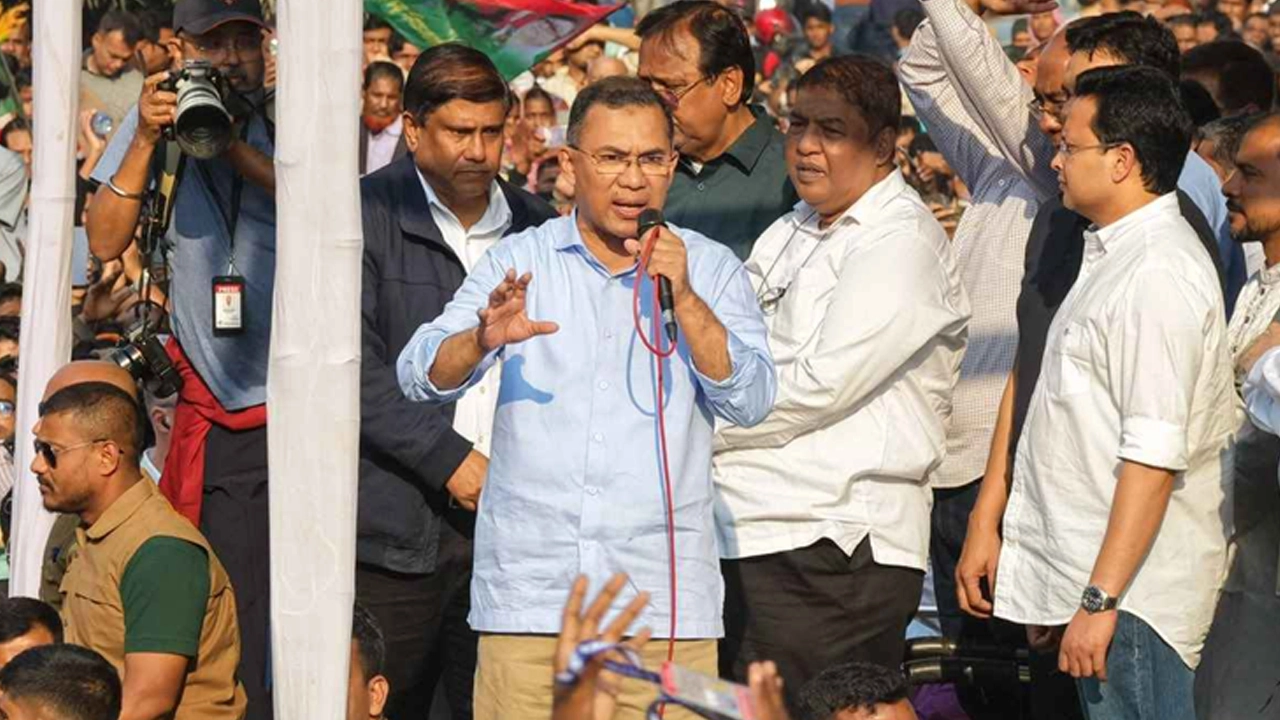রাজধানীর ইসিবি চত্বরের নিজ আসনে বিএনপির নির্বাচনি জনসভায় প্রধান অতিথির বক্তব্য রাখছেন তারেক রহমান ¦ ছবি: ঢাকা মেইল