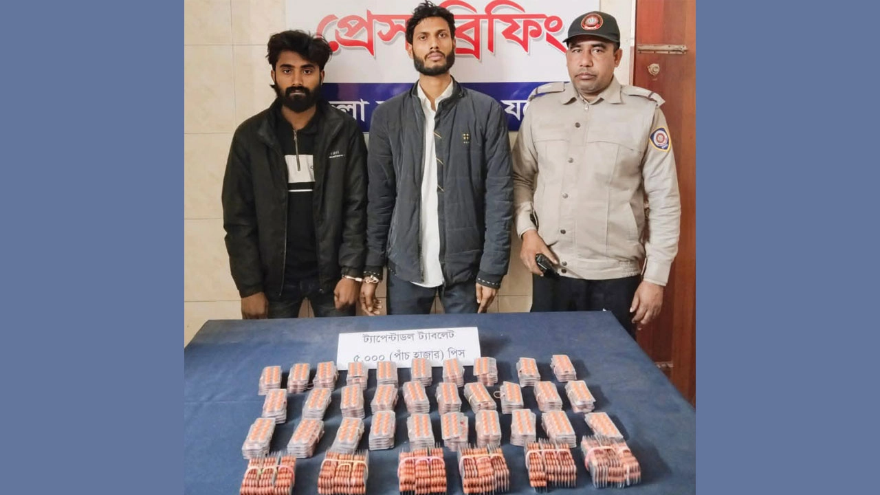যশোরে নিষিদ্ধ ট্যাপেন্টাডল ট্যাবলেটসহ আটক দু'যুবককে । ছবি : গ্রামের কাগজ