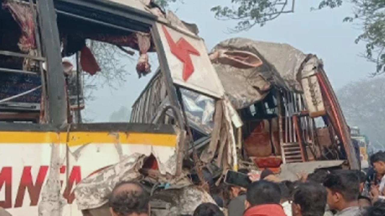পাবনায় দুই বাসের মুখোমুখি সংঘর্ষে নিহত ২, আহত ১০