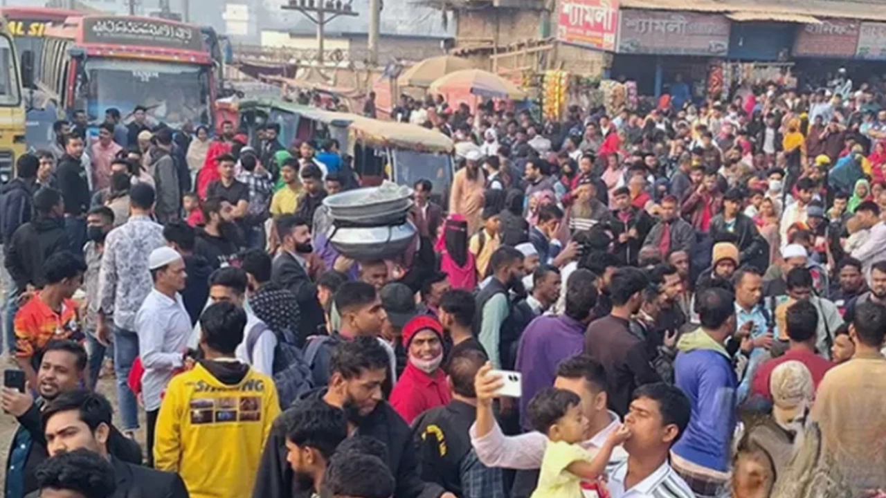 অতিরিক্ত বাস ভাড়ার প্রতিবাদে সড়ক অবরোধ