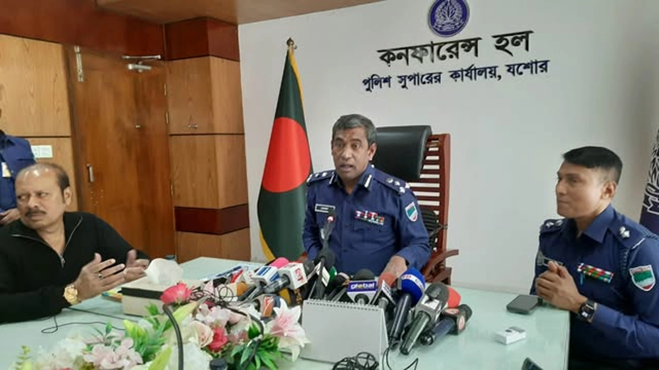 যশোর জেলা পুলিশ সুপারের কার্যালয়ে আয়োজিত প্রেস ব্রিফিংয়ে সাংবাদিকদের কথা বলছেন খুলনা রেঞ্জের উপ-মহাপরিদর্শক (ডিআইজি) মো. রেজাউল হক রেজা।