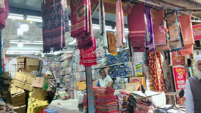 শাড়ির ব্যবসার আড়ালে আতশবাজির কারবার, ৫ বস্তা ও ৫ কার্টুন জব্দ