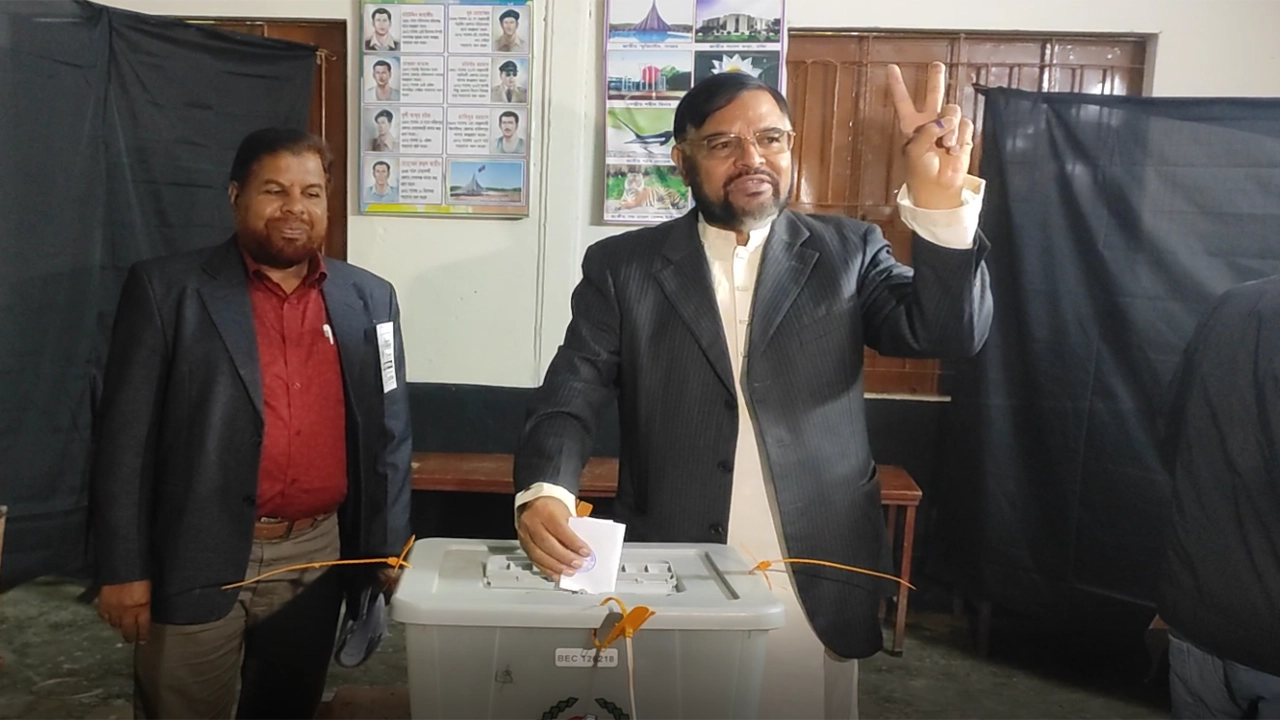 যশোর ৩ আসনের জামায়াত প্রার্থী ভিপি আব্দুল কাদের খোলাডাঙ্গা গাবতলা সরকারি প্রাথমিক বিদ্যালয় কেন্দ্রে প্রথম ভোট। ছবি: গ্রামের কাগজ