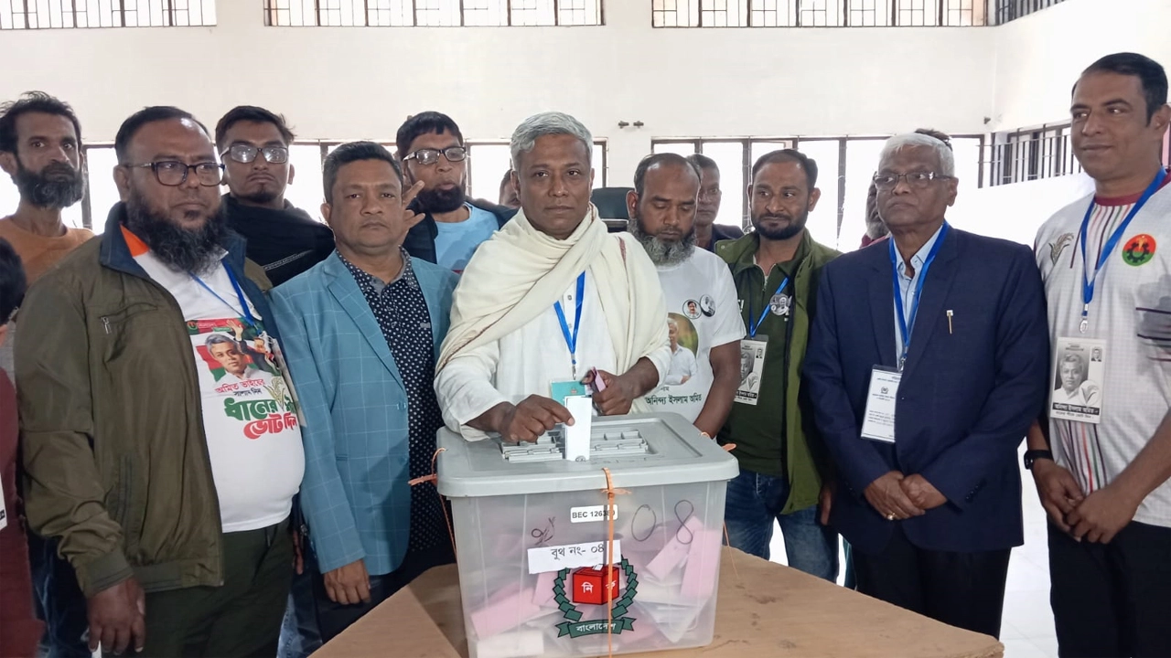 যশোর-৩ (সদর) আসনে নিজ কেন্দ্র ভোট দিলেন অনিন্দ্য ইসলাম অমিত।