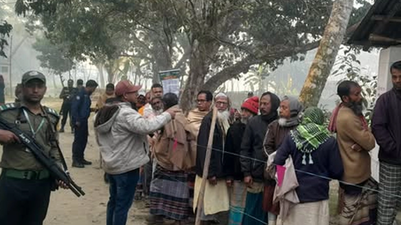 মজিদপুর জামিয়া মাদানিয়া কওমি মাদ্রাসা ভোট কেন্দ্রে সকাল সাড়ে সাতটার আগে ভোটারদের উপস্থিতি ও সাড়ে সাতটার পর পরই ভোটারদের দীর্ঘ লাইন।