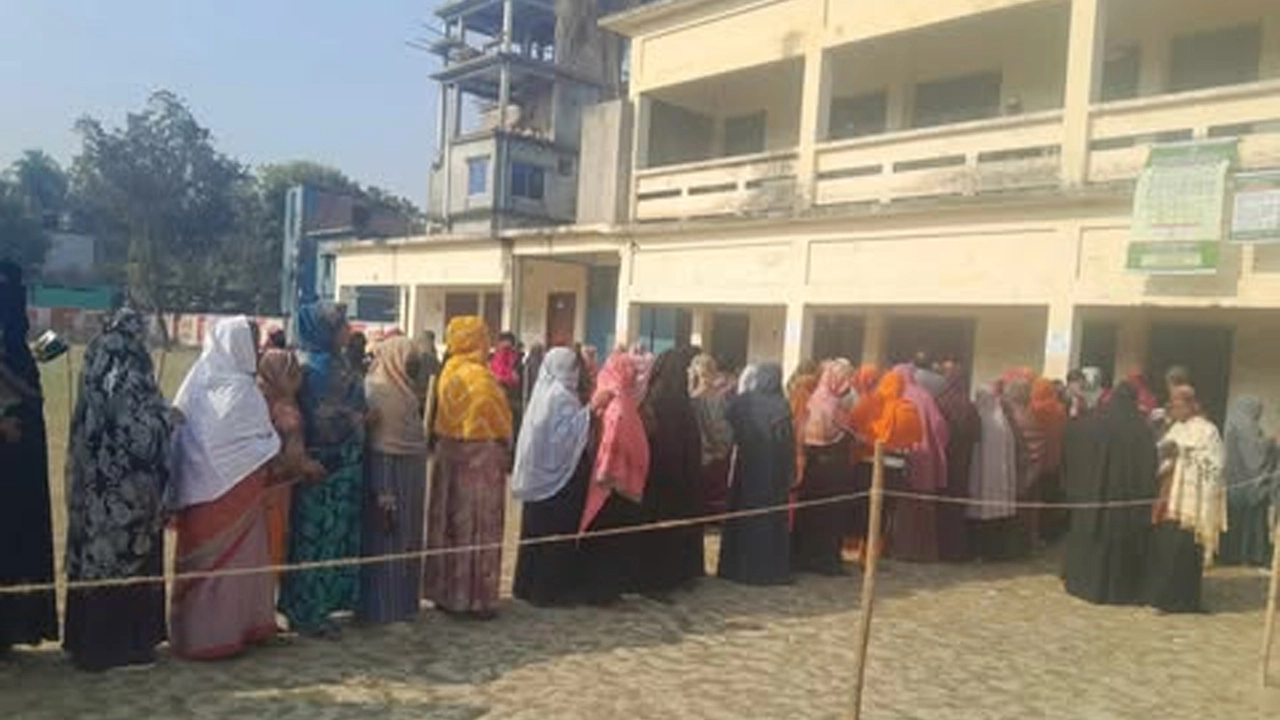 নতুন খয়েতলা মাধ্যমিক বিদ্যালয় কেন্দ্রে উৎসবমুখর পরিবেশে নারীদের স্বতঃস্ফূর্ত ভোট প্রদান