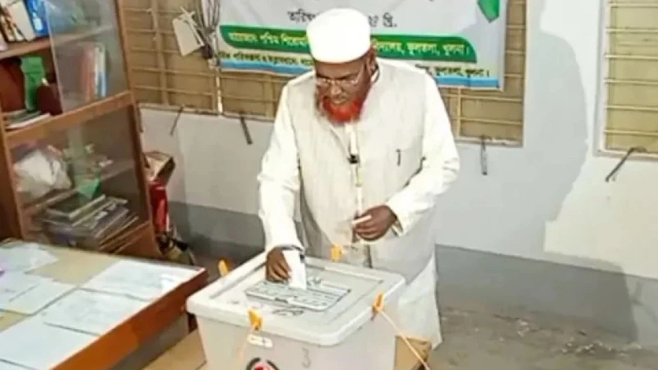 ভোট দিচ্ছেন বাংলাদেশ জামায়াতে ইসলামীর সেক্রেটারি জেনারেল মিয়া গোলাম পরওয়ার।