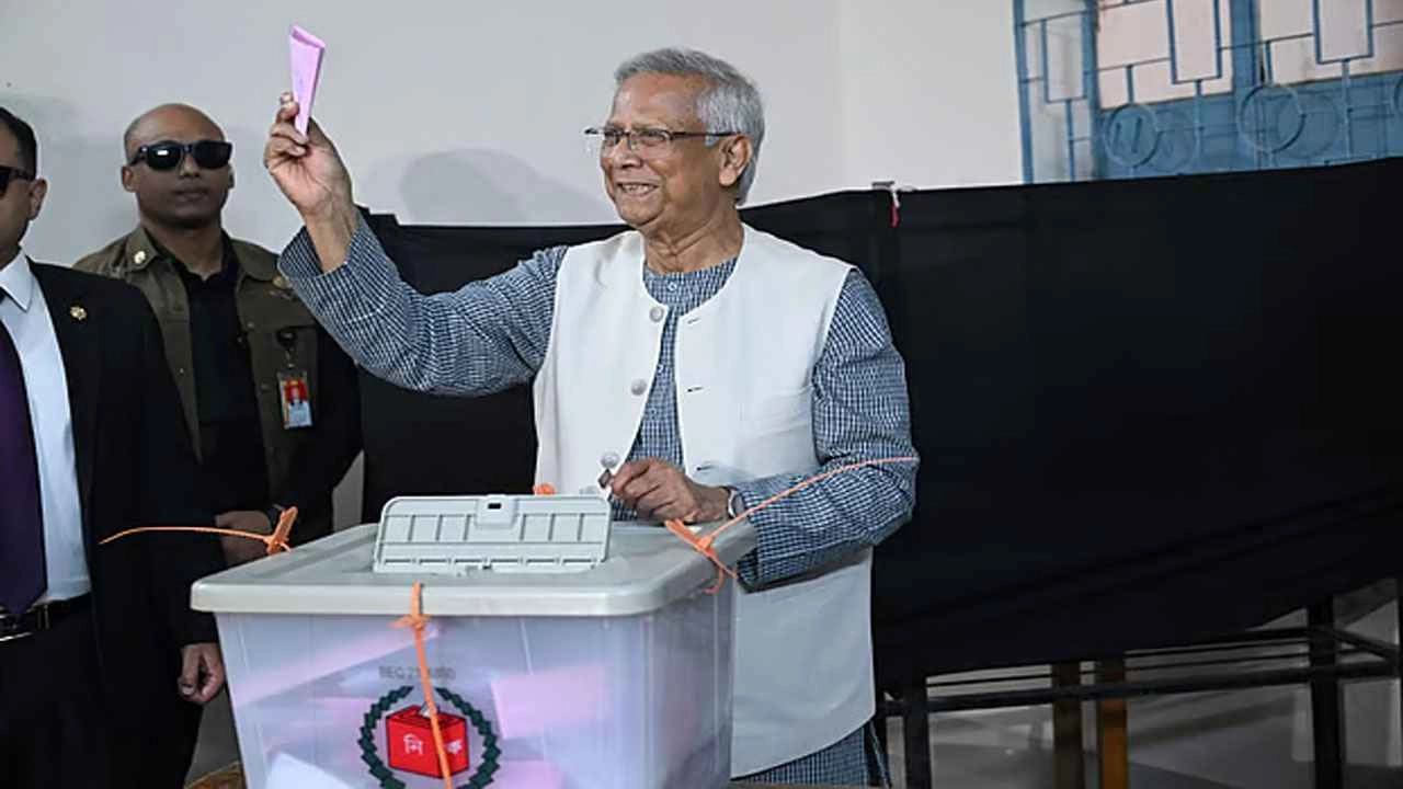 ভোট দিয়েছেন প্রধান উপদেষ্টা