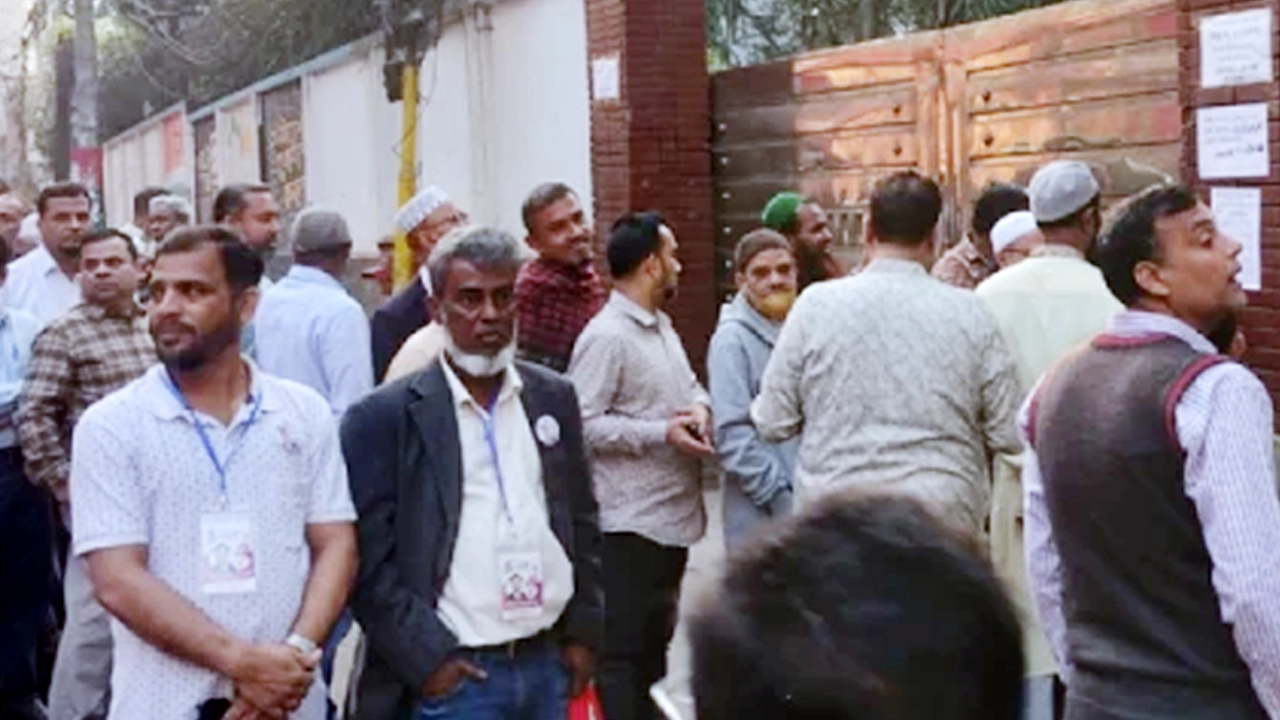 চট্টগ্রামে ভোটারদের উৎসবমুখর উপস্থিতি