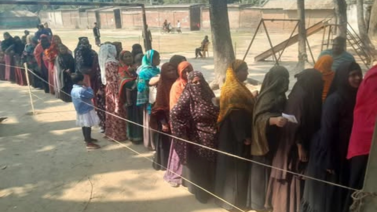 যশোর শার্শায় নারী ভোটারদের ব্যাপক উপস্থিতি