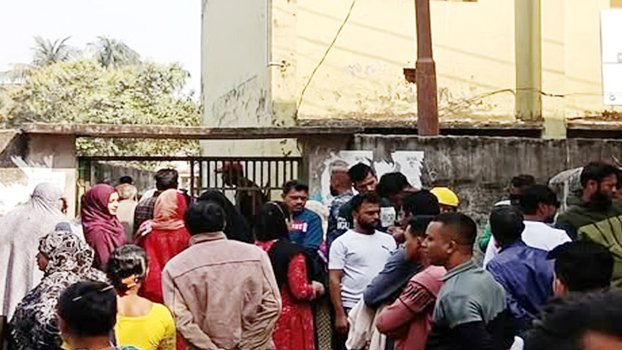 যশোরে ভোটকেন্দ্রে সিল চুরি : ভোটগ্রহণে ধীরগতি