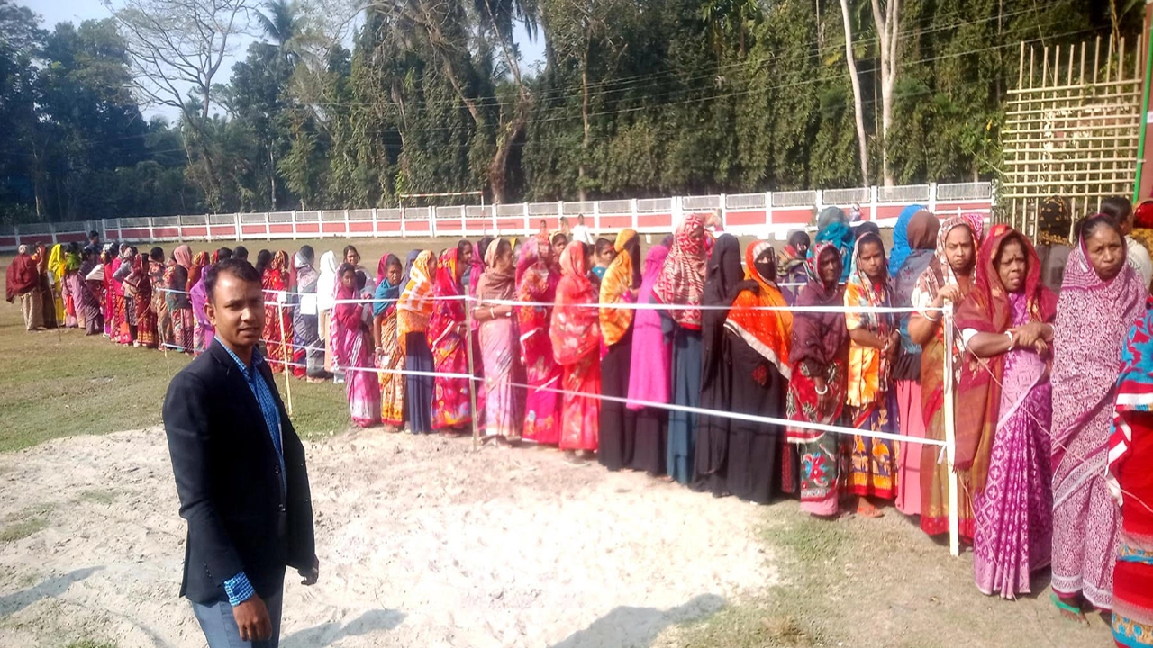 বাগেরহাট ফকিরহাটে শান্তিপূর্ণ ভোটগ্রহণ চলছে, নারী ভোটারদের উপস্থিতি বেশি