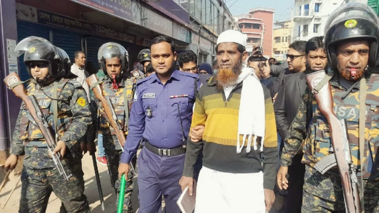 ভোটকেন্দ্রের সামনে থেকে নগদ টাকাসহ জামায়াত নেতা আটক