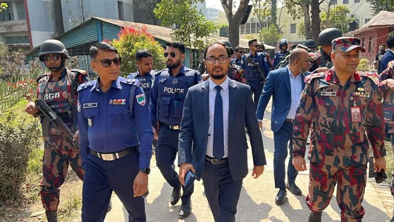 যশোরে রিটার্নিং কর্মকর্তা ও পুলিশ সুপারের ভোটকেন্দ্র পরিদর্শন
