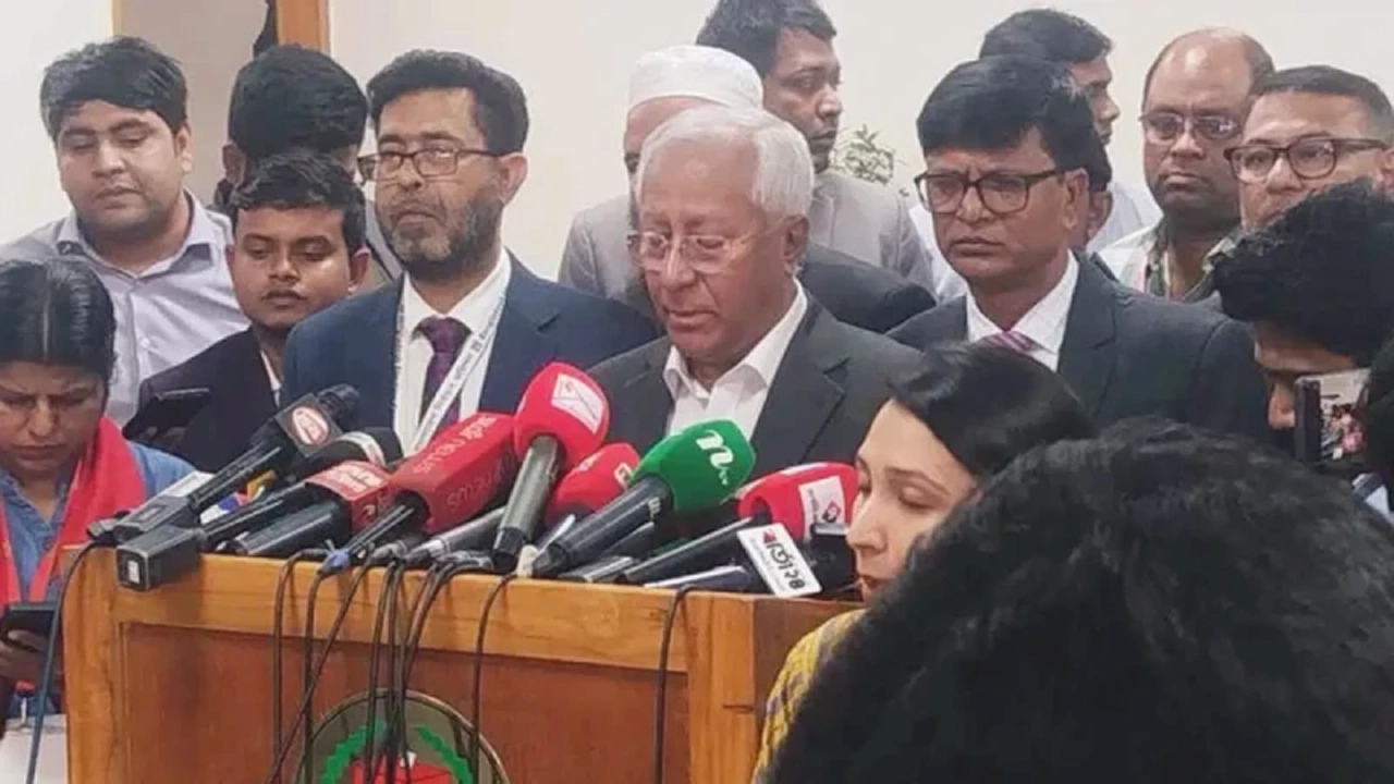 সংবাদ সম্মেলনে ইসি সচিব আখতার আহমেদ।