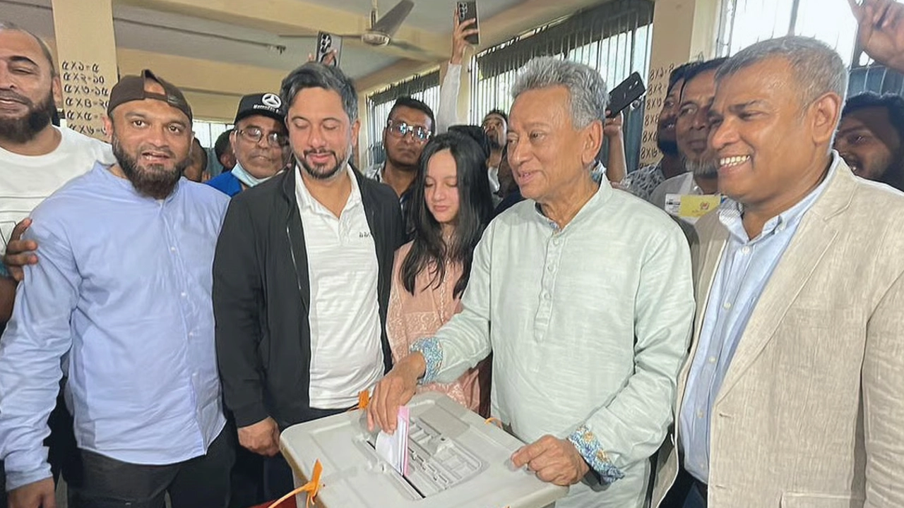 ভোট দিচ্ছেন আমীর খসরু ¦ ছবি: প্রথম আলো