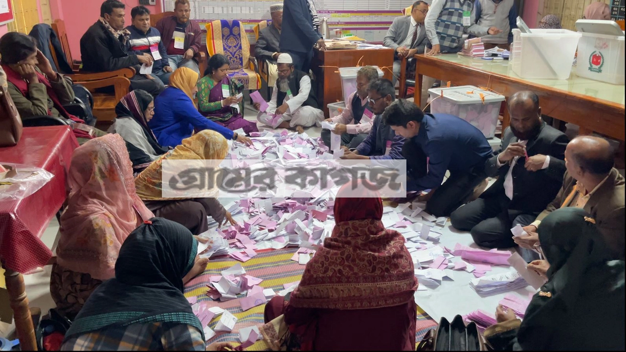 ভোটগ্রহণ শেষে চলছে গণনা। গণনার দৃশ্যটি যশোর-২ আসনের ঝিকরগাছা শ্রীরামপুর সরকারি প্রাথমিক বিদ্যালয় কেন্দ্র থেকে তোলা | ছবি : রোহিত হোসেন রনি