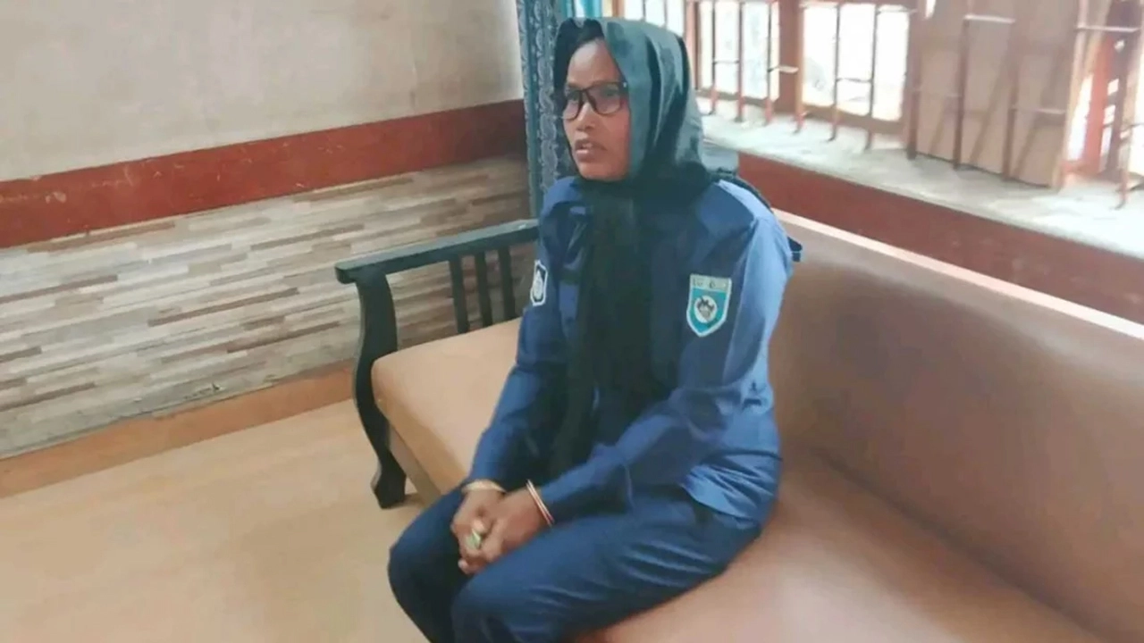 লালমনিরহাটে ভোটকেন্দ্র এলাকায় পুলিশের পোশাক পরা নারী আটক।
