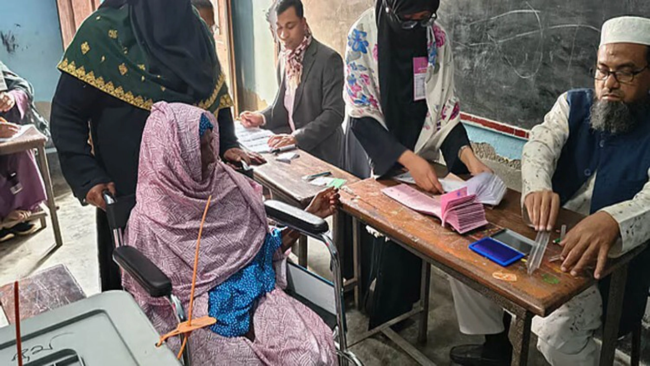 শোর সদর উপজেলার মুনসেফপুরে হুইলচেয়ারে এসে ভোট দিলেন অশীতিপর বৃদ্ধা জরিনা বেগম। ছবি: গ্রামের কাগজ
