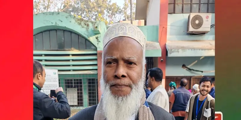 যশোর শহরের ঘোপ এলাকার বাসিন্দা অধ্যাপক রবিউল ইসলাম। ছবি: সংগৃহীত