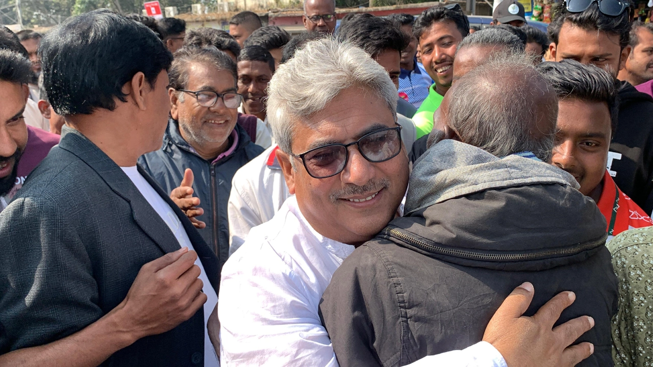 সাধারণ মানুষ ও দলীয় নেতা-কর্মীদের ফুলের ভালোবাসায় সিক্ত শফিকুল হক মিলন।