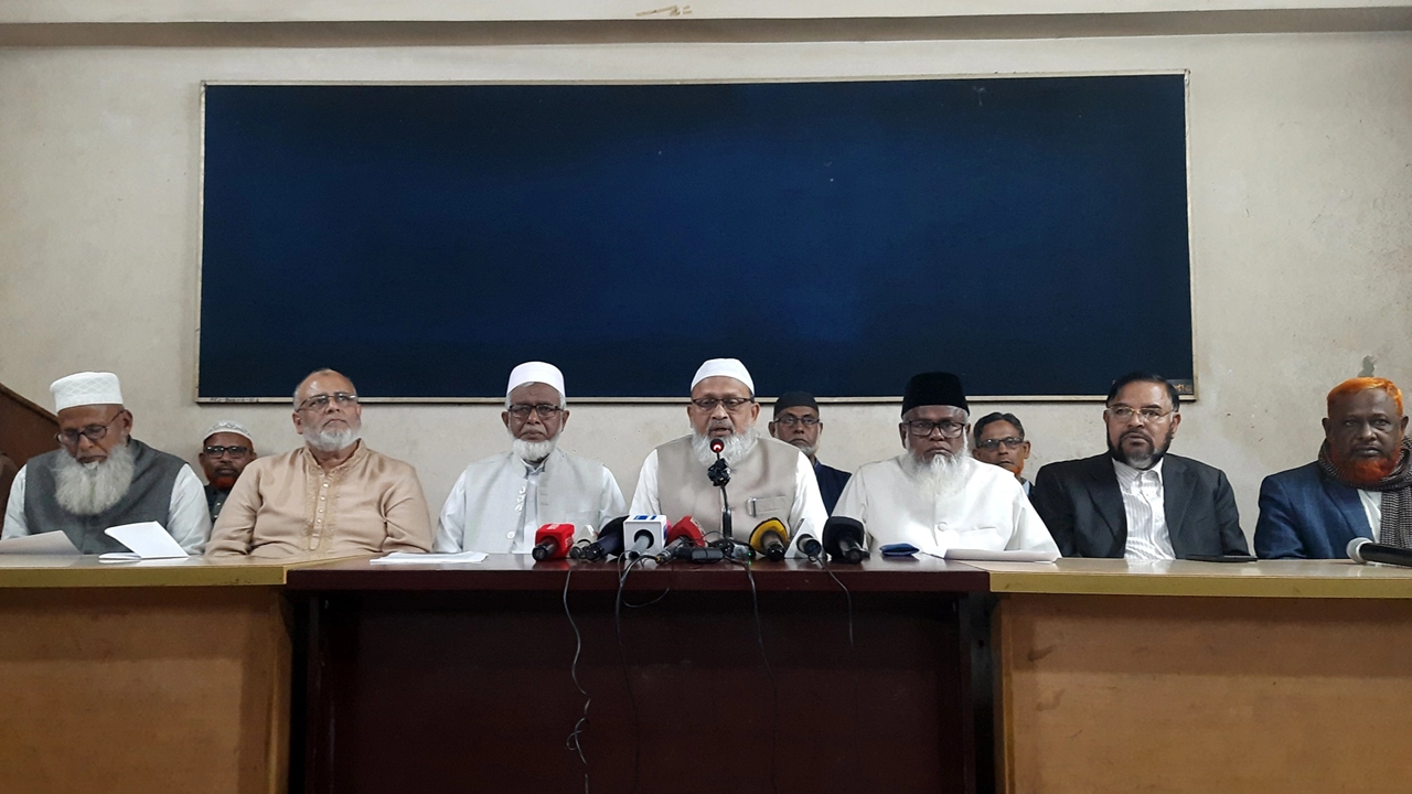 নির্বাচনে বিভিন্ন স্থানে সংঘসের বিষয় শুক্রবার প্রেসক্লাব যশোরে সংবাদ সম্মেলনে বক্তব্য রাখেন জামায়াত ইসলামের ৫ প্রার্থী। ছবি: গ্রামের কগজ