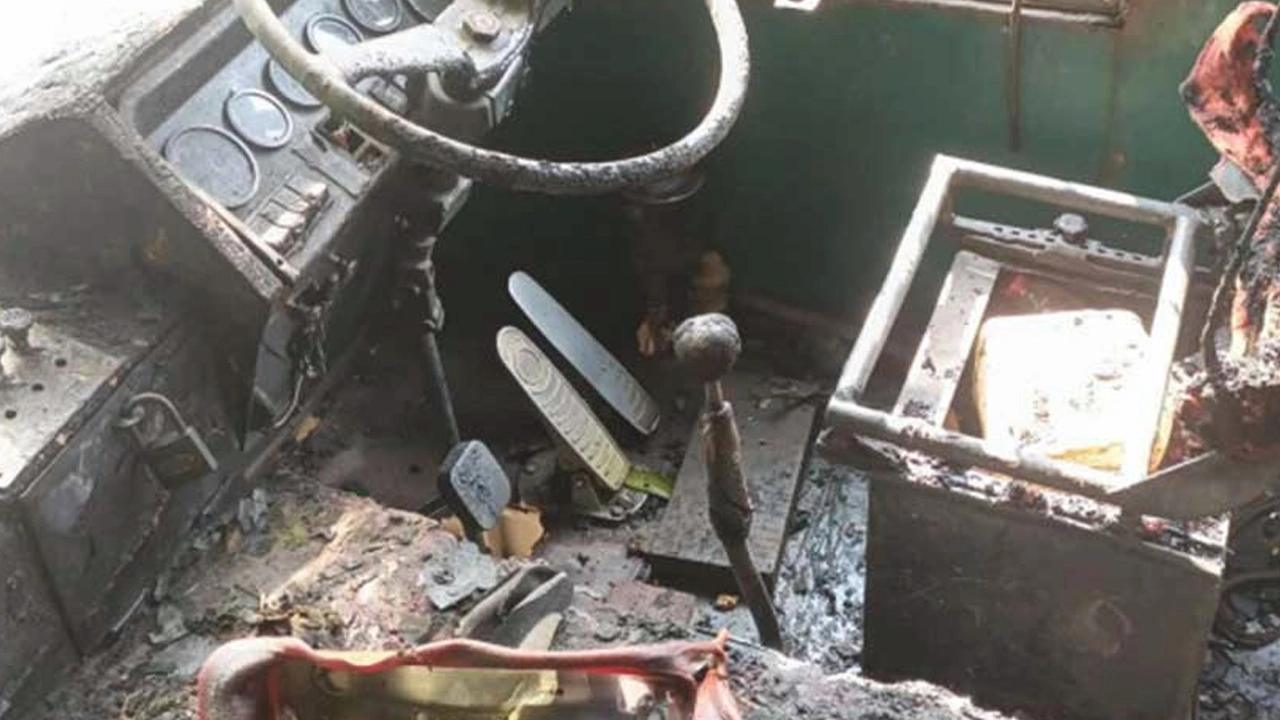 যশোরে পার্কিং করা বাসে আগুন