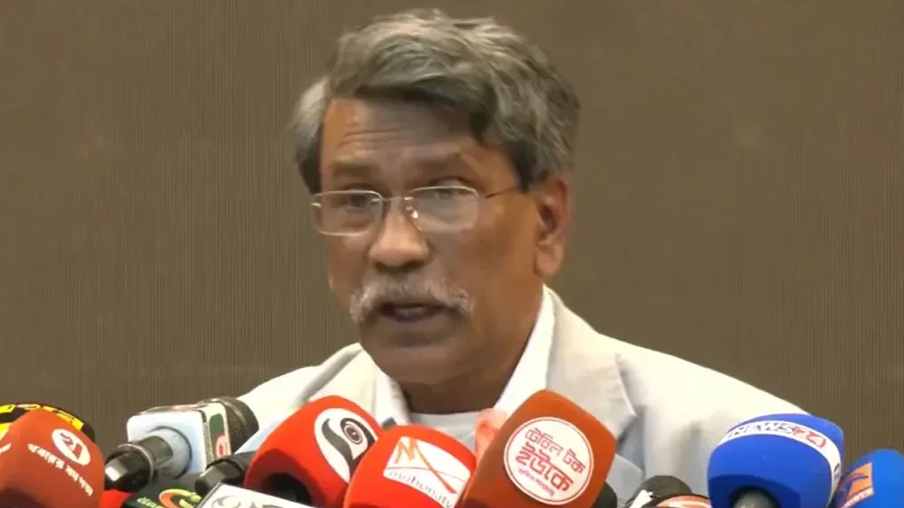 সংবাদ সম্মেলনে অধ্যাপক আলী রিয়াজ।