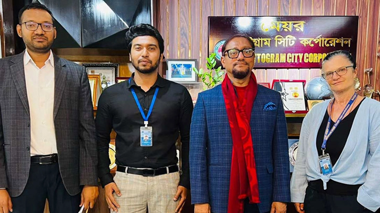 চসিক কার্যালয়ে ইউরোপীয় ইউনিয়নের নির্বাচন পর্যবেক্ষণ মিশনের প্রতিনিধিদের সঙ্গে মতবিনিময়কালে চসিক মেয়র ডা. শাহাদাত হোসেন।