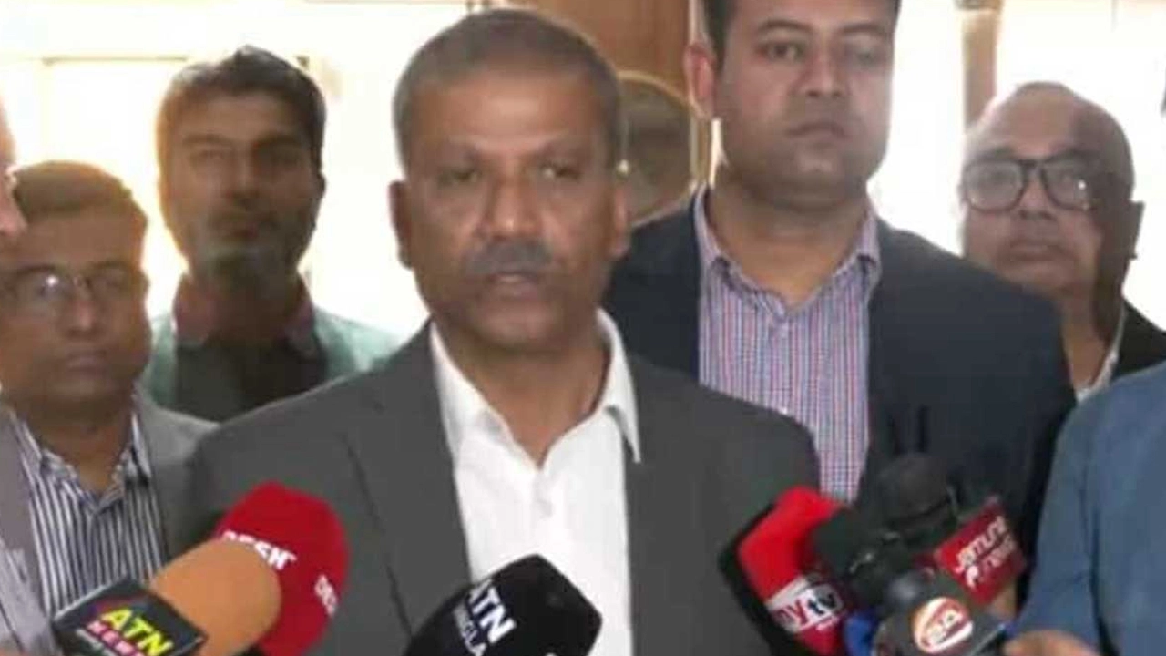 সাংবাদিকদের সঙ্গে কথা বলছেন আইন, বিচার ও সংসদ বিষয়ক উপদেষ্টা ড. আসিফ নজরুল।