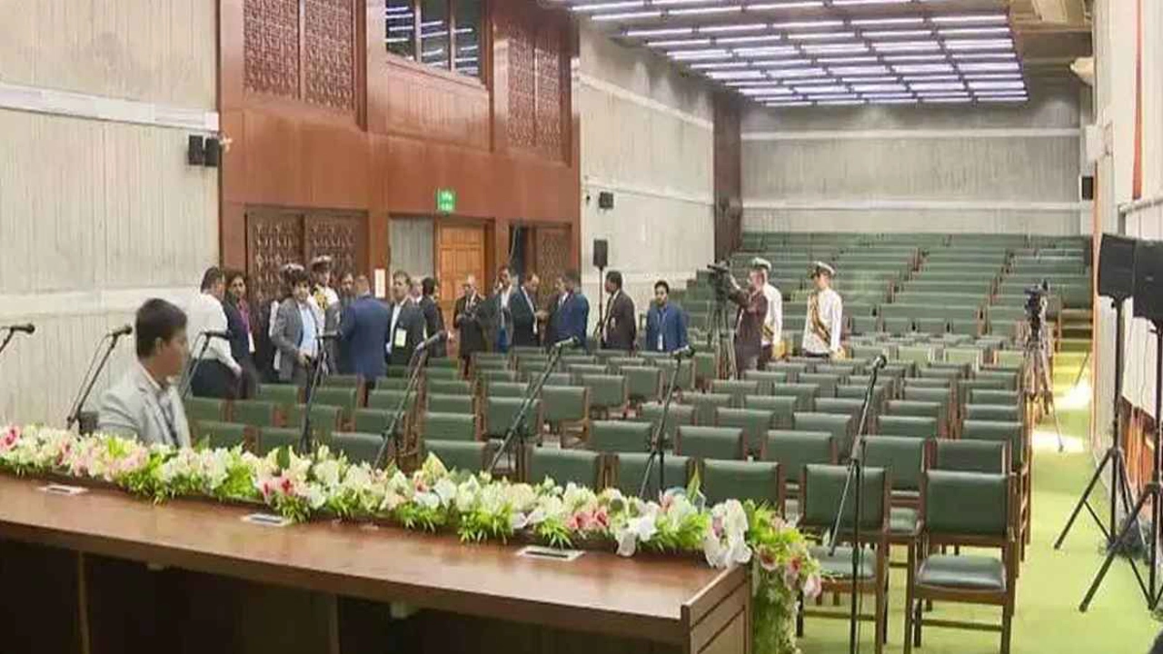 শপথ নিতে সংসদ ভবনে নবনির্বাচিত এমপিদের আগমন