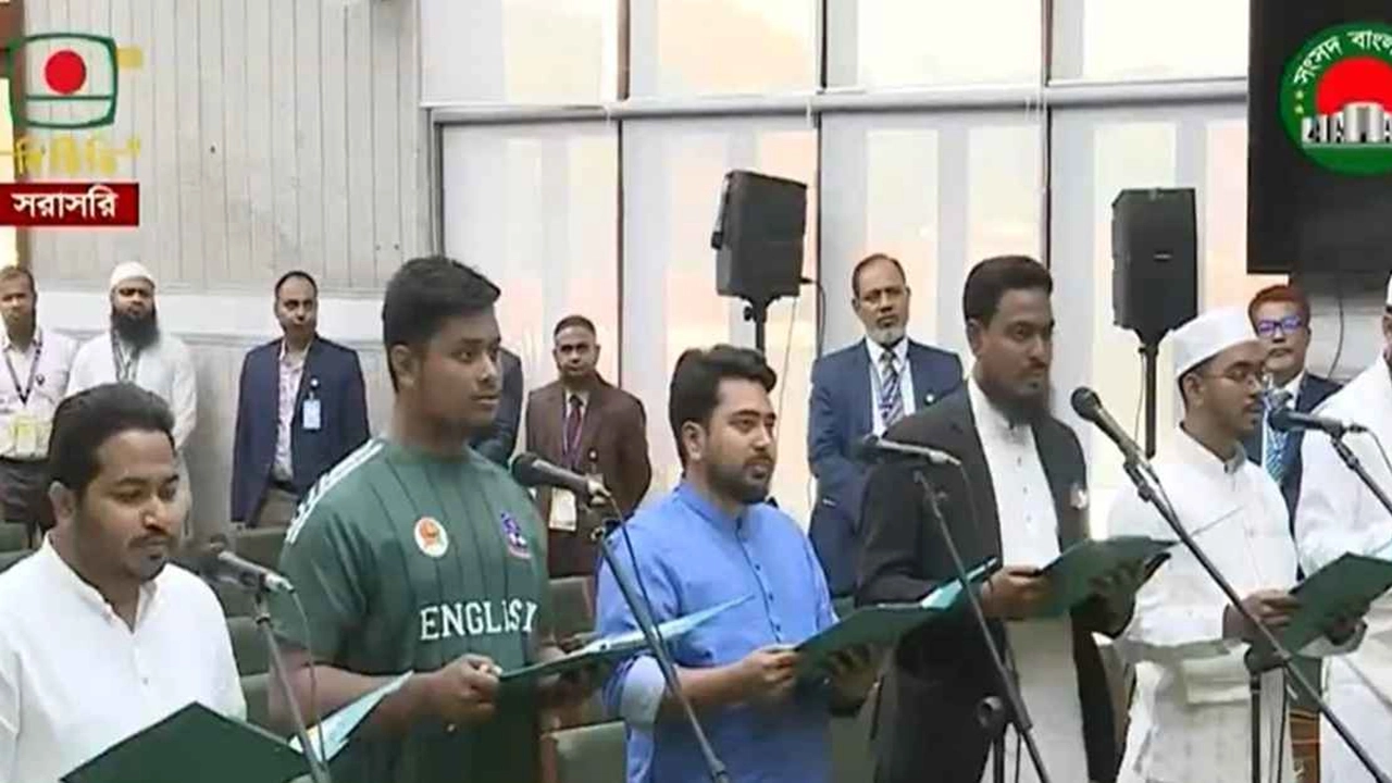 একই সঙ্গে দুটি শপথ নিলেন এনসিপির এমপিরাও