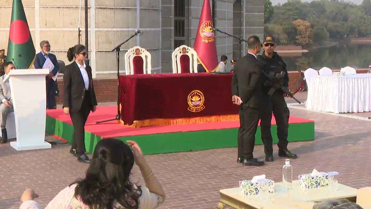 সংসদের দক্ষিণ প্লাজায় নতুন মন্ত্রিসভার শপথের প্রস্তুতি