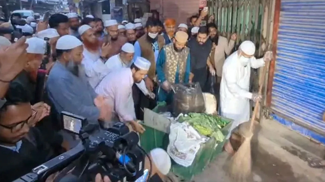 ঝাড়ু হাতে রাস্তা পরিষ্কারে জামায়াত আমির