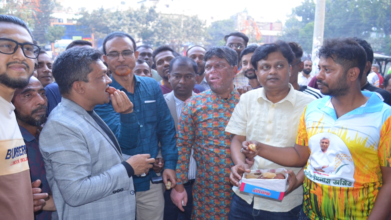 বিদ্যুৎ ও জ্বালানি প্রতিমন্ত্রী হলেন অনিন্দ্য ইসলাম অমিত, যশোরে মিষ্টি বিতরণ